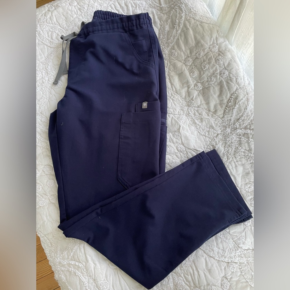 Figs Yola skinny scrub pants in Navy, size small petite